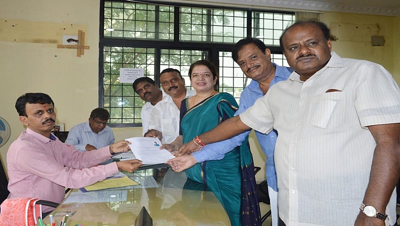 ಸಿಎಂ ಕುಮಾರಸ್ವಾಮಿ, ಅನಿತಾ ಕುಟುಂಬದ ಒಟ್ಟು ಆಸ್ತಿ 167 ಕೋಟಿ ರೂ.!