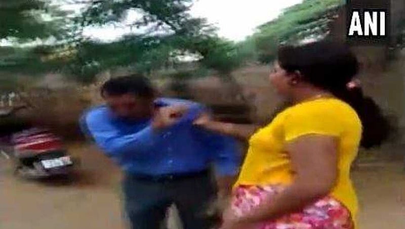 ದಾವಣಗೆರೆ: ಮಂಚಕ್ಕೆ ಕರೆದ ಮ್ಯಾನೇಜರ್ ಗೆ ಮಹಿಳೆಯಿಂದ ಚಪ್ಪಲಿ ಸೇವೆ!