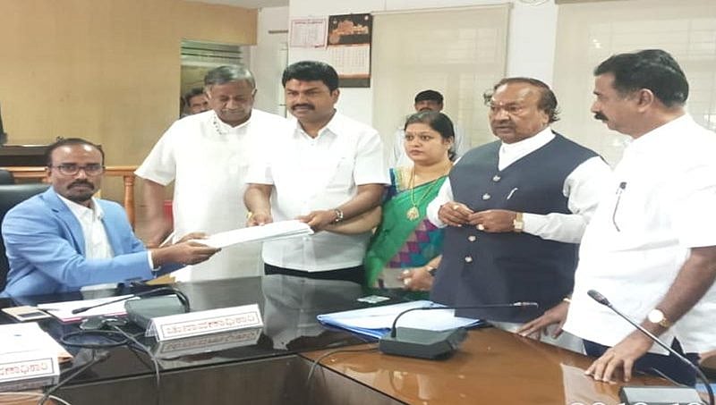 ರಂಗೇರಿದ ಉಪಚುನಾವಣಾ ಕಣ: ಶಿವಮೊಗ್ಗದಲ್ಲಿ ರಾಘವೇಂದ್ರ, ರಾಮನಗರದಿಂದ ಚಂದ್ರಶೇಖರ್ ನಾಮಪತ್ರ ಸಲ್ಲಿಕೆ