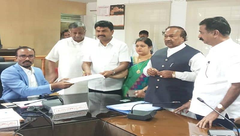 ರಂಗೇರಿದ ಉಪಚುನಾವಣಾ ಕಣ: ಶಿವಮೊಗ್ಗದಲ್ಲಿ ರಾಘವೇಂದ್ರ, ರಾಮನಗರದಿಂದ ಚಂದ್ರಶೇಖರ್ ನಾಮಪತ್ರ ಸಲ್ಲಿಕೆ