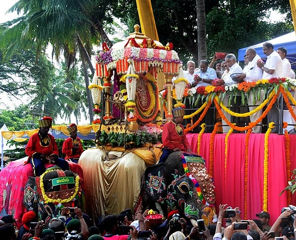 ಕೋಟೆಕೊತ್ತಲಗಳ ನಾಡು ಶ್ರೀರಂಗಪಟ್ಟಣದಲ್ಲಿ ಅ.16 ರಿಂದ ಅ.18ರವೆರೆಗೆ ಮೂರು ದಿನಗಳ ಕಾಲ ನಡೆಯುವ ದಸರಾ ಉತ್ಸವಕ್ಕೆ ಮಂಗಳವಾರ ಮುಖ್ಯಮಂತ್ರಿ ಎಚ್ ಡಿ ಕುಮಾರಸ್ವಾಮಿ ಅವರು ಚಾಲನೆ ನೀಡಿದರು. ಹೆಚ್ಚಿನ ಚಿತ್ರಗಳು ಮುಂದಿವೆ....