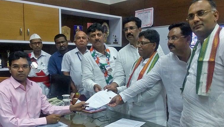 ಮೊಳಕಾಲ್ಮೂರು, ಬಾದಾಮಿಯಲ್ಲಿ ಶ್ರೀರಾಮುಲುವಿಗೇನು ಸಂಬಂಧ?: ವಿಎಸ್ ಉಗ್ರಪ್ಪ