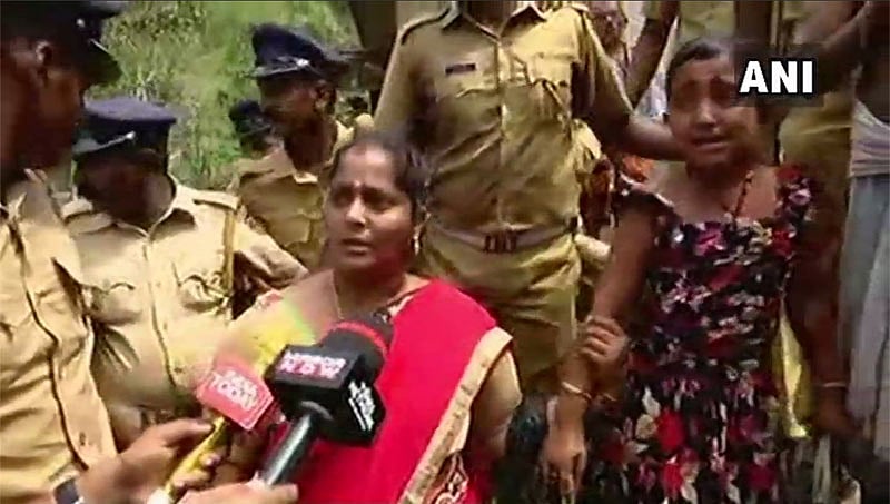ಪ್ರತಿಭಟನೆಗೆ ಮಣಿದು ಶಬರಿಮಲೆ ಅಯ್ಯಪ್ಪ ಸನ್ನಿಧಾನ ಯಾತ್ರೆ ಕೈಬಿಟ್ಟ ಆಂಧ್ರ ಮಹಿಳೆ!