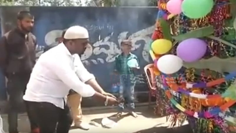 ಬದುಕೋದಕ್ಕೆ ಧರ್ಮ ಯಾವುದಯ್ಯ: ತನ್ನ ಬಸ್ಸುಗಳಿಗೆ ಆಯುಧ ಪೂಜೆ ಮಾಡಿದ ಮುಸ್ಲಿಂ ಯುವಕ!