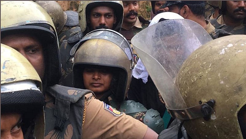 'ಅಯ್ಯಪ್ಪಸ್ವಾಮಿ ದೇಗುಲದ ಬಾಗಿಲು ಮುಚ್ಚಿ ಬಿಡುತ್ತೇವೆ'; ಅರ್ಚಕರ ಪ್ರತಿಭಟನೆಗೆ ಮಣಿದ ಪತ್ರಕರ್ತೆಯರು ಕೊನೆಗೂ ವಾಪಸ್!