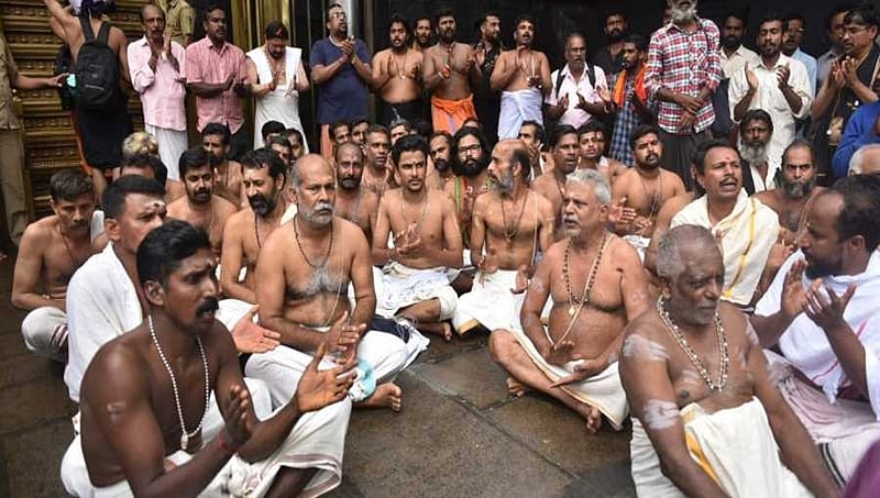 ಶಬರಿಮಲೆ ವಿವಾದ :ಇಬ್ಬರು ಮಹಿಳಾ ಭಕ್ತಾಧಿಗಳ ಬಂಧನ, ಟಿಡಿಬಿ, ಮತ್ತು ಸರ್ಕಾರದಿಂದ ಪರಿಸ್ಥಿತಿ ಪರಮಾರ್ಶೆ