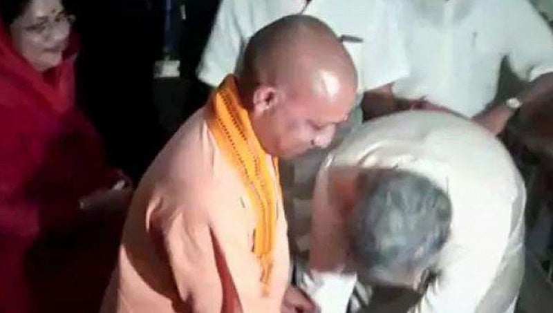 ವಿಡಿಯೋ: 46 ವರ್ಷದ ಯೋಗಿ ಕಾಲಿಗೆ ಬಿದ್ದ 66 ವರ್ಷದ ಛತ್ತೀಸ್ ಗಢ ಸಿಎಂ