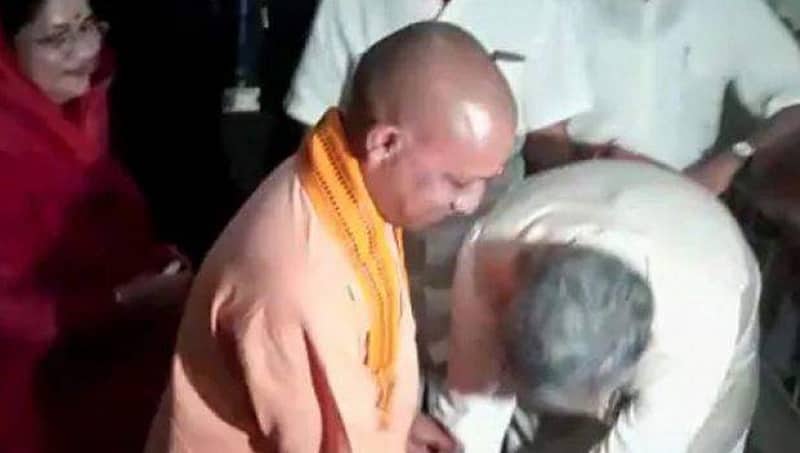 ವಿಡಿಯೋ: 46 ವರ್ಷದ ಯೋಗಿ ಕಾಲಿಗೆ ಬಿದ್ದ 66 ವರ್ಷದ ಛತ್ತೀಸ್ ಗಢ ಸಿಎಂ