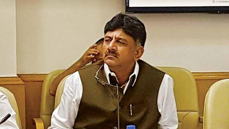 ಬಳ್ಳಾರಿಯಲ್ಲಿ ಉಗ್ರಪ್ಪ ಪರ ಪ್ರಚಾರ: ವೇದಿಕೆ ಹಂಚಿಕೊಳ್ಳದ ಶಿವಕುಮಾರ್ ಮತ್ತು ಜಾರಕಿಹೊಳಿ ಸಹೋದರರು!