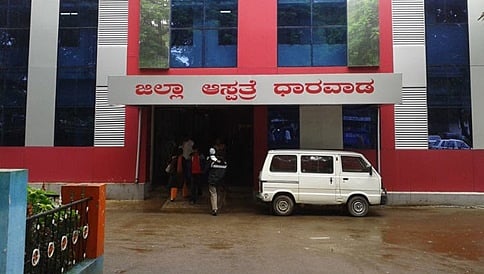 ಹಾಸಿಗೆ ಇಲ್ಲದೆ ಬಾಣಂತಿಯರು ಮಲಗಿದ್ದು ನೆಲದ ಮೇಲೆ: ಇದು ಧಾರವಾಡ ಜಿಲ್ಲಾಸ್ಪತ್ರೆಯ ದುಸ್ಥಿತಿ!