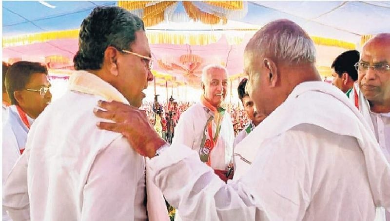 ಉಪಚುನಾವಣೆಗಾಗಿ ಒಂದಾದ ಗುರು-ಶಿಷ್ಯ: ವೇದಿಕೆ ಹಂಚಿಕೊಂಡ ಸಿದ್ದರಾಮಯ್ಯ-ದೇವೇಗೌಡ!