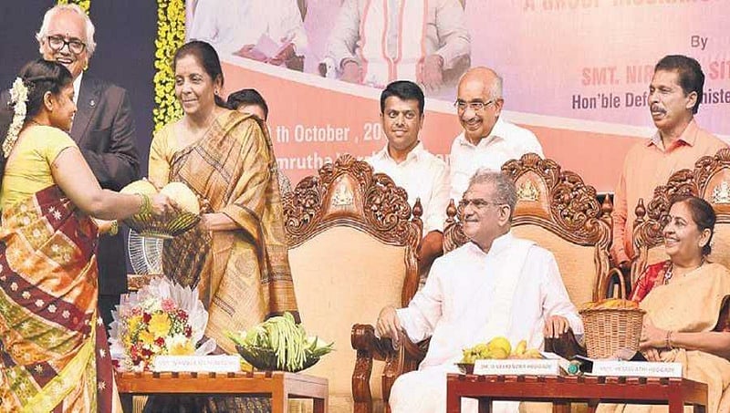 ಧರ್ಮಸ್ಥಳ: 'ಪ್ರಗತಿ ರಕ್ಷಾ ಕವಚ' ವಿಮಾ ಯೋಜನೆ ಉದ್ಘಾಟಿಸಿದ ಸಚಿವೆ ನಿರ್ಮಲಾ ಸೀತಾರಾಮನ್
