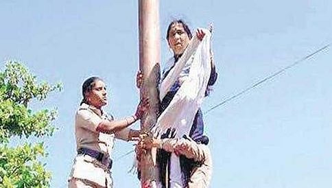 ಅಭಿವೃದ್ಧಿ ಕಾರ್ಯಗಳಿಗೆ ಸರ್ಕಾರ ನಿರ್ಲಕ್ಷ್ಯ: ವಿದ್ಯುತ್ ಕಂಬ ಏರಿದ ಬೆಳಗಾವಿ ಮಹಿಳಾ ಕಾರ್ಪೋರೇಟರ್!