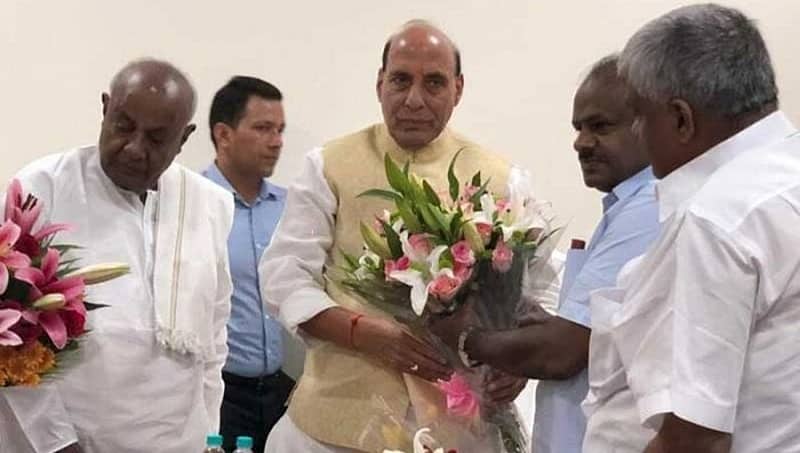 ರಾಜ್ ನಾಥ್ ಸಿಂಗ್, ನಿತಿನ್ ಗಡ್ಕರಿ ಭೇಟಿ ಮಾಡಿದ ಸಿಎಂ: ಪ್ರವಾಹ, ಮೇಕೆ ದಾಟು ಬಗ್ಗೆ ಚರ್ಚೆ