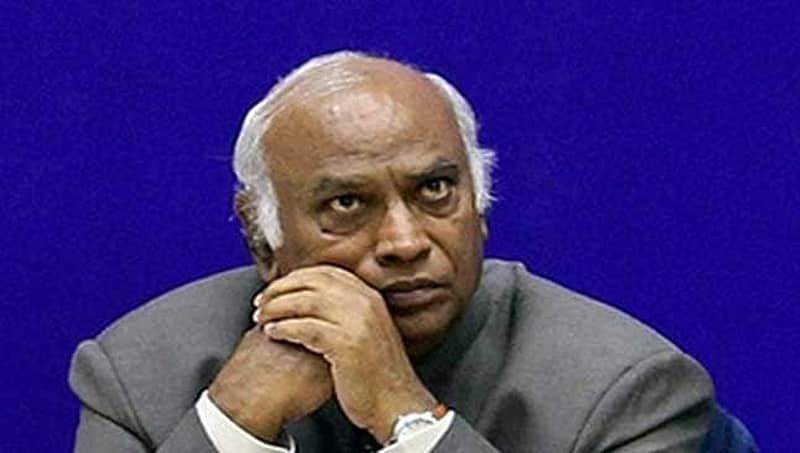 ಬಿಜೆಪಿ, ಆರ್ ಎಸ್ ಎಸ್ ನಾಯಕರ ಮನೆ ನಾಯಿ ಕೂಡಾ ದೇಶಕ್ಕಾಗಿ ಜೀವ ಕೊಟ್ಟಿಲ್ಲ: ಖರ್ಗೆ ಮತ್ತೆ ಹೇಳಿಕೆ