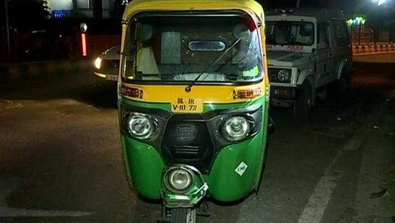 ದೆಹಲಿ: ಹೆಚ್ಚುವರಿ ದರ ಕೇಳಿದ್ದಕ್ಕೆ ಆಟ್ರೋ ಡ್ರೈವರ್ ಕಥೆ ಮುಗಿಸಿದ ಪ್ರಯಾಣಿಕರು !