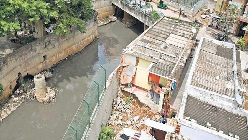 ಬೆಂಗಳೂರು: ಕುರುಬರಹಳ್ಳಿಯಲ್ಲಿ ಜನಪ್ರತಿನಿಧಿಗಳ ದಿವ್ಯ ನಿರ್ಲಕ್ಷ್ಯ : ಮೃತ್ಯುಕೂಪ ರಾಜಕಾಲುವೆ !