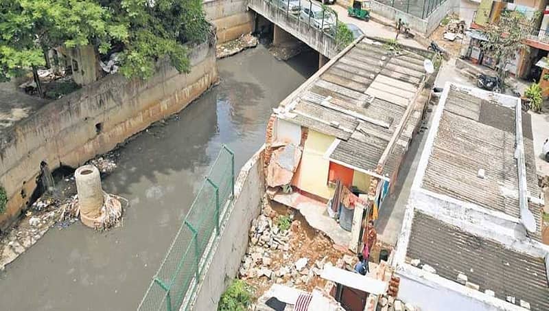 ಬೆಂಗಳೂರು: ಕುರುಬರಹಳ್ಳಿಯಲ್ಲಿ ಜನಪ್ರತಿನಿಧಿಗಳ ದಿವ್ಯ ನಿರ್ಲಕ್ಷ್ಯ : ಮೃತ್ಯುಕೂಪ  ರಾಜಕಾಲುವೆ  !