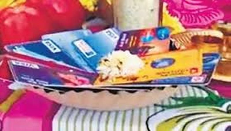 ಗದಗ: ಎಟಿಎಂ ಕಾರ್ಡ್ ಗಳನ್ನಿರಿಸಿ 'ಧನಲಕ್ಷ್ಮಿ' ಪೂಜೆ ಮಾಡಿದ ಮೊಬೈಲ್ ಅಂಗಡಿ ಮಾಲೀಕ!