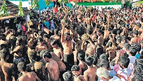 ಸಗಣಿ ಎಸೆದು ದೀಪಾವಳಿ ಆಚರಣೆ: ಇದು ಈ ಗ್ರಾಮಸ್ಥರ ಸಂಪ್ರದಾಯ