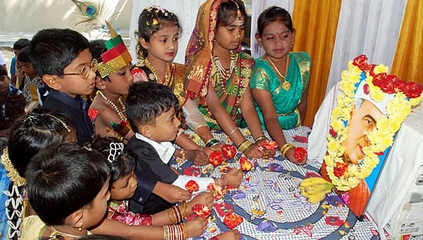 <b>ಮಕ್ಕಳ ದಿನಾಚರಣೆ...</b>. ಮಂಡ್ಯದಲ್ಲಿ ಬುಧವಾರ ಮಕ್ಕಳು ದೇಶದ ಮೊದಲ ಪ್ರಧಾನಿ ಪಂಡಿತ್ ಜವಾಹರ್ ಲಾಲ್ ನೆಹರು ಅವರ ಭಾವಚಿತ್ರಕ್ಕೆ ಪುಷ್ಪ ನಮನ ಸಲ್ಲಿಸುವ ಮೂಲಕ ಮಕ್ಕಳ ದಿನಾಚರಣೆ ಆಚರಿಸಿದರು.