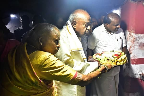 <b>ಹಾಸನಾಂಬೆ ದರ್ಶನ ಪಡೆದ ಸಿಎಂ... </b>ಅಧಿದೇವತೆ ಹಾಸನಾಂಬೆಯ ಸಾರ್ವಜನಿಕ ದರ್ಶನದ ಮೊದಲ ದಿನವಾದ ಶುಕ್ರವಾರ ಮುಖ್ಯಮಂತ್ರಿ ಎಚ್.ಡಿ.ಕುಮಾರಸ್ವಾಮಿ, ಮಾಜಿ ಪ್ರಧಾನಿ ಎಚ್.ಡಿ.ದೇವೇಗೌಡ ಹಾಗೂ ಕುಟುಂಬ ಸದಸ್ಯರು ದೇವಿಯ ದರ್ಶನ ಪಡೆದರು.