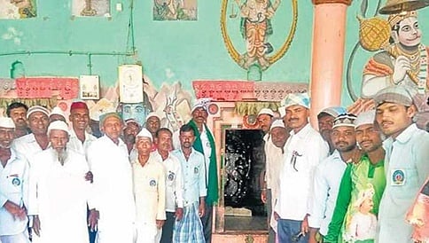 ಗದಗ: ಈದ್ ದಿನ ದೇವಸ್ಥಾನದಲ್ಲಿ ಪೂಜೆ ಸಲ್ಲಿಸಿದ ಗಜೇಂದ್ರಗಢ ಮುಸಲ್ಮಾನರು!