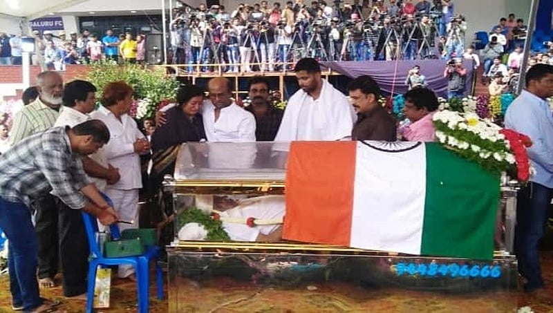 ರಜನಿ ಸೇರಿ ಹಲವು ಗಣ್ಯರಿಂದ  ಅಂಬರೀಷ್ ಪಾರ್ಥಿವ ಶರೀರದ ಅಂತಿಮ ದರ್ಶನ