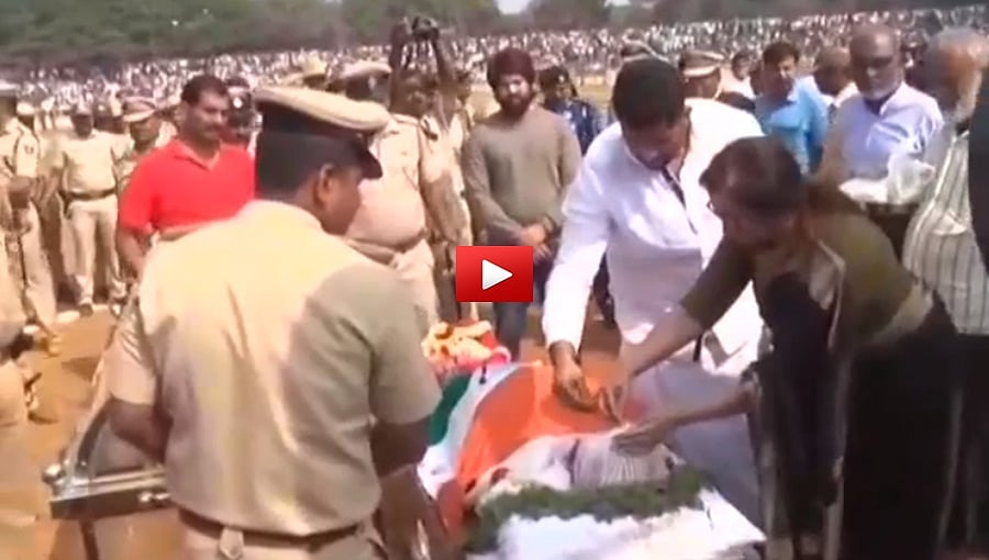 ಅಂಬರೀಶ್ ಹಣೆಗೆ ಮಂಡ್ಯದ ಮಣ್ಣಿನ ತಿಲಕವಿಟ್ಟ ಪತ್ನಿ, ಮಗ, ವಿಡಿಯೋ ನೋಡಿ!