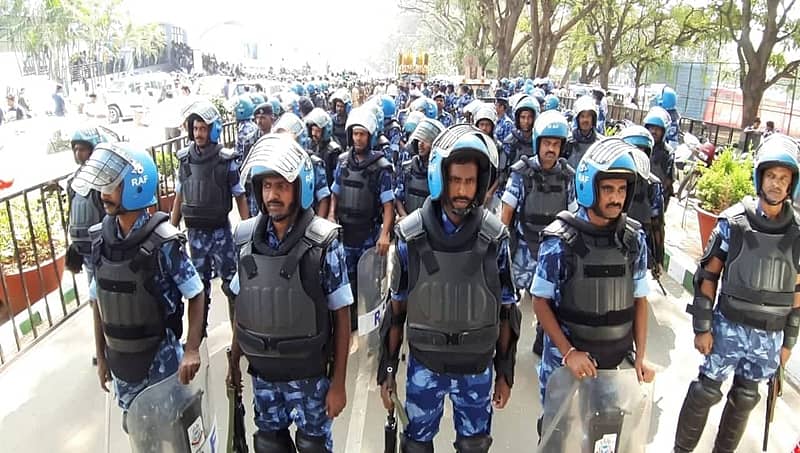 ಅಂಬಿ' ಅಂತಿಮ ಯಾತ್ರೆ ಆರಂಭ: ಸಹಸ್ರಾರು ಅಭಿಮಾನಿಗಳು ಮೆರವಣಿಗೆಯಲ್ಲಿ ಭಾಗಿ
