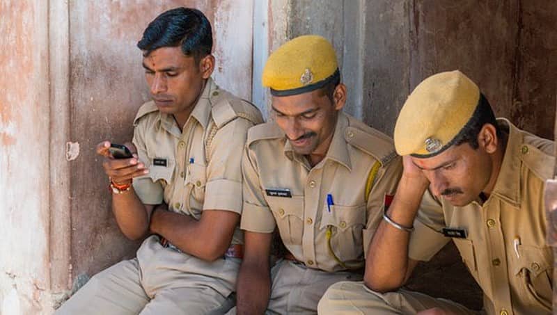 ತಮಿಳುನಾಡು: ಸಬ್ ಇನ್ಸ್ ಪೆಕ್ಟರ್ ಶ್ರೇಣಿಗಿಂತ ಕೆಳಗಿನ ಅಧಿಕಾರಿಗಳು ಕರ್ತವ್ಯದ ವೇಳೆ ಮೊಬೈಲ್ ಬಳಸುವಂತಿಲ್ಲ!