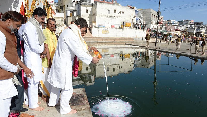 ರಾಹುಲ್ ಗಾಂಧಿ ಕಾಶ್ಮೀರಿ ಬ್ರಾಹ್ಮಣ, 'ದತ್ತಾತ್ರೆಯ' ಗೋತ್ರ: ದೇವಸ್ಥಾನದ ಪೂಜಾರಿ ಹೇಳಿಕೆ