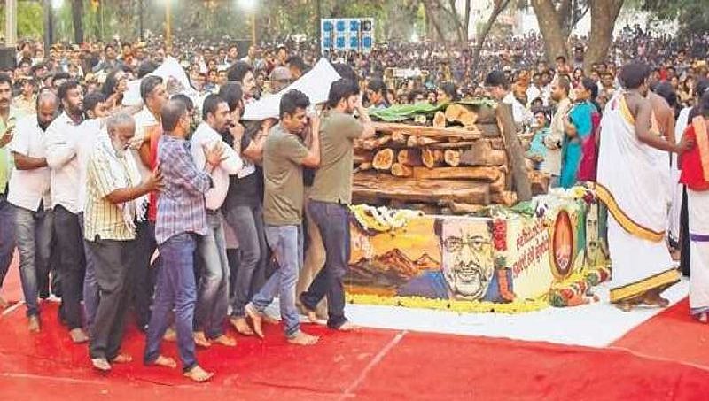 ಭಾರವಾದ ಹೃದಯದಿಂದ ಸಮಾಧಿ ಬಳಿ ಅಂಬರೀಷ್ ಚಿತ್ರ ಬರೆದ ಕಲಾವಿದ ವಿಕ್ಕಿ!