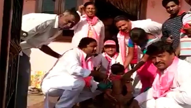 ಟಿಆರ್‏ಎಸ್ ಅಭ್ಯರ್ಥಿಯ ಪ್ರಚಾರ ತಂತ್ರ: ಓಟಿಗಾಗಿ ** ತೊಳಿಯೋಕೂ ರೆಡಿ; ವಿಡಿಯೋ ವೈರಲ್