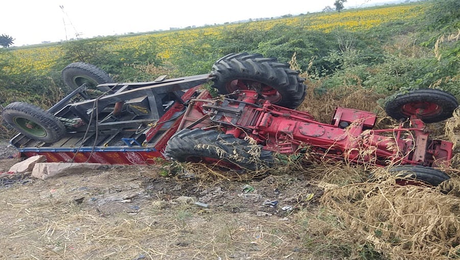 ರಾಯಚೂರು: ಶವಸಂಸ್ಕಾರಕ್ಕೆ ತೆರಳುವಾಗ ಟ್ರಾಕ್ಟರ್ ಪಲ್ಟಿ, ಇಬ್ಬರು ಸಾವು 26 ಜನರಿಗೆ ಗಾಯ