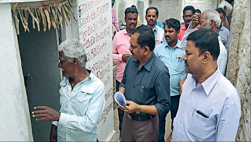 ಎಕ್ಸ್ ಪ್ರೆಸ್ ವರದಿ ಫಲಶ್ರುತಿ: ಶೌಚಾಲಯದಲ್ಲಿ ವಾಸಿಸುತ್ತಿದ್ದ ವೃದ್ಧ ದಂಪತಿಗೆ ಅಧಿಕಾರಿಗಳಿಂದ ಮನೆ ನಿರ್ಮಿಸಿಕೊಡುವ ಭರವಸೆ