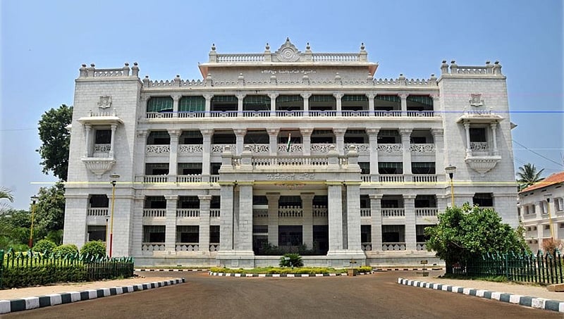ಬೆಂಗಳೂರು: ಕೆಪಿಎಸ್ ಸಿ ಕಚೇರಿಯಲ್ಲಿ ಸಹೋದ್ಯೋಗಿ ಮೇಲೆ ಮಚ್ಚಿನೇಟು!