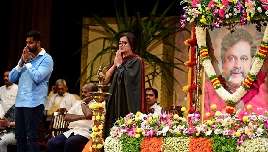 ಅಂಬಿ ಅಮರ: ಅಭಿಮಾನಿಗಳಿಗೆ ಧನ್ಯವಾದ ತಿಳಿಸಿದ ಸುಮಲತಾ ಅಂಬರೀಶ್!