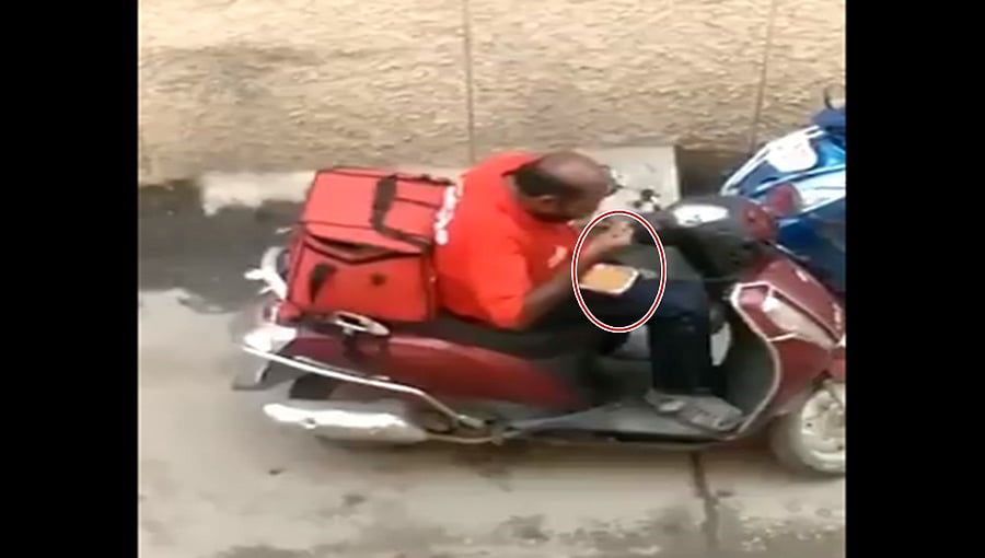ಗ್ರಾಹಕರಿಗೆ ಎಂಜಲು ಊಟ: ಪಾರ್ಸೆಲ್ ಬಿಚ್ಚಿ ತಿಂದ ಜೋಮ್ಯಾಟೋ ಡೆಲಿವೆರಿ ಬಾಯ್, ವಿಡಿಯೋ ವೈರಲ್!