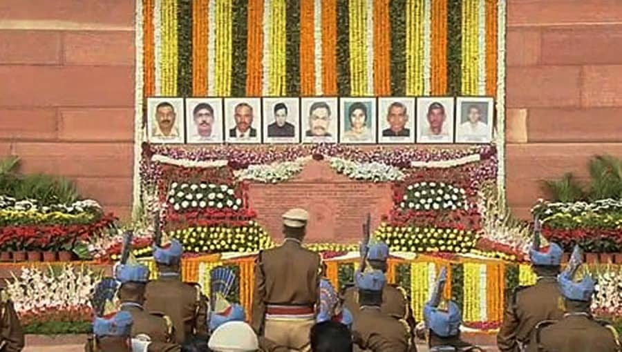 ಸಂಸತ್ ದಾಳಿಗೆ 17 ವರ್ಷ: ರಾಷ್ಟ್ರಪತಿ, ಪ್ರಧಾನಿ ಸೇರಿ ಗಣ್ಯರಿಂದ ಹುತಾತ್ಮರಿಗೆ ನಮನ