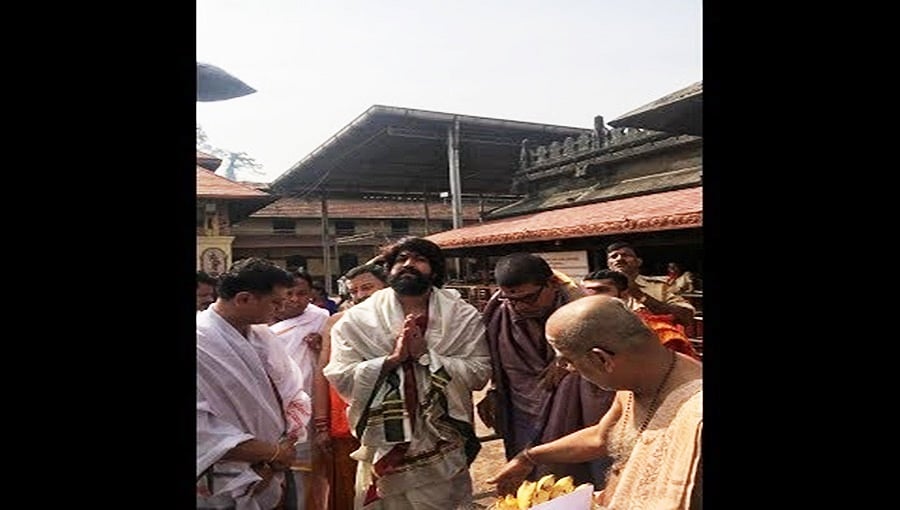 ಕೊಲ್ಲೂರು ದೇವಸ್ಥಾನಕ್ಕೆ ರಾಕಿಂಗ್ ಸ್ಟಾರ್ ಯಶ್ ಭೇಟಿ, 'ಕೆಜಿಎಫ್' ಯಶಸ್ಸಿಗಾಗಿ ವಿಶೇಷ ಪೂಜೆ