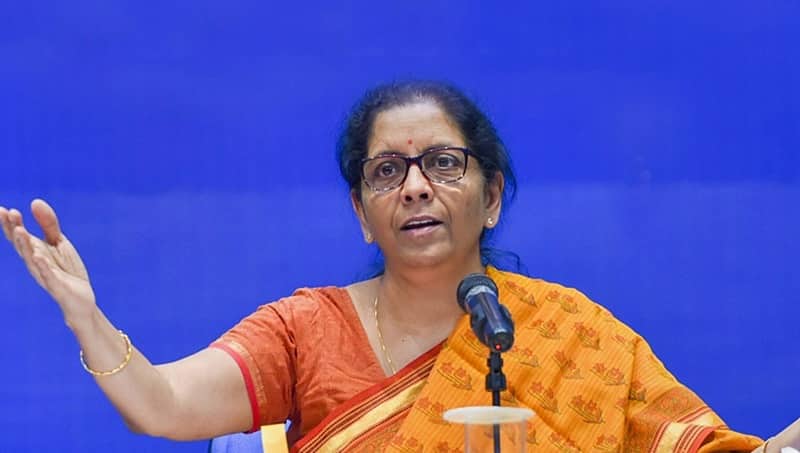 ರಫೇಲ್ ಯುದ್ಧ ವಿಮಾನ ಖರೀದಿ ಬೆಲೆ ಕುರಿತು ತಿಳಿದೂ ಕಾಂಗ್ರೆಸ್ ಜನರನ್ನು ತಪ್ಪು ಹಾದಿಗೆಳೆಯುತ್ತಿದೆ: ರಕ್ಷಣಾ ಸಚಿವೆ