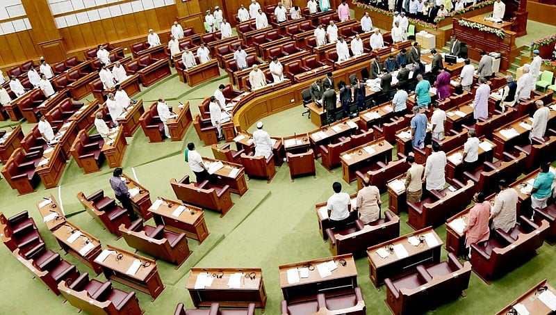 ತೀವ್ರ ಗದ್ದಲದ ನಡುವೆಯೇ ಚರ್ಚೆಗಳಿಲ್ಲದೆ ಮಸೂದೆಗಳು ಅಂಗೀಕಾರ