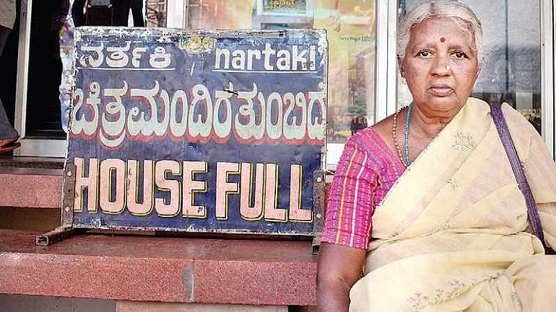 ಊರು ಬಿಟ್ಚು ಊರಿಗೆ ಬಂದು ಯಶ್ ನಟನೆಯ ಕೆಜಿಎಫ್ ಚಿತ್ರ ವೀಕ್ಷಿಸಿದ 76ರ ವೃದ್ಧೆ