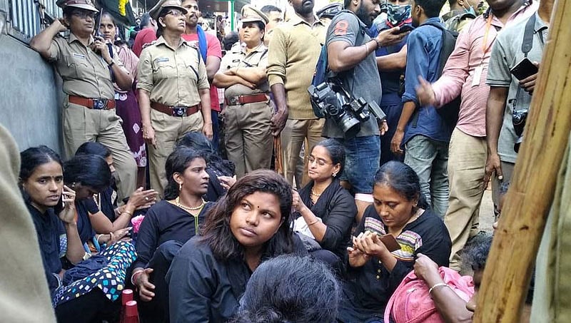 ಶಬರಿಮಲೆ ಪ್ರವೇಶಕ್ಕೆ ಯತ್ನಿಸಿದ 11 ಮಹಿಳೆಯರನ್ನು ತಡೆದ ಭಕ್ತರು, ಸ್ಥಳದಲ್ಲಿ ಬಿಗುವಿನ ವಾತಾವರಣ