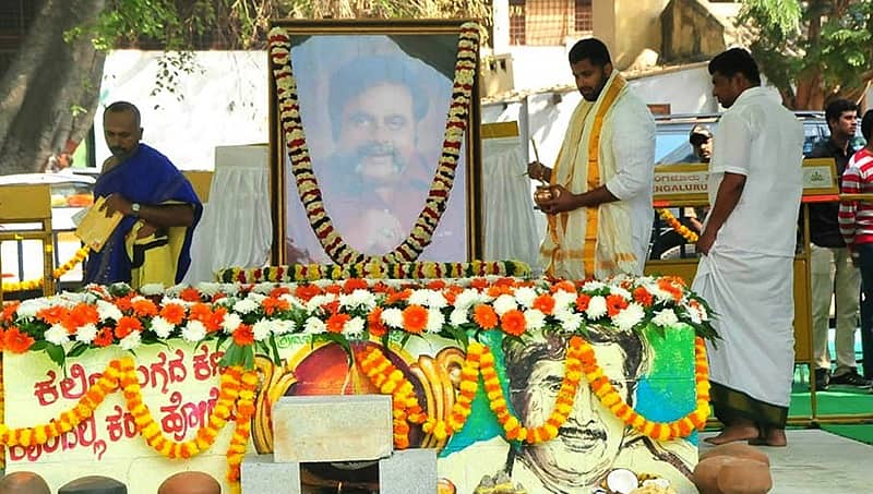 'ಮಂಡ್ಯದ ಗಂಡು ಅಂಬಿ'ಗಾಗಿ ಸಮಾಧಿ ಬಳಿ ರಾಗಿ ಮುದ್ದೆ, ಸಾರು ತಂದ ಅಭಿಮಾನಿ