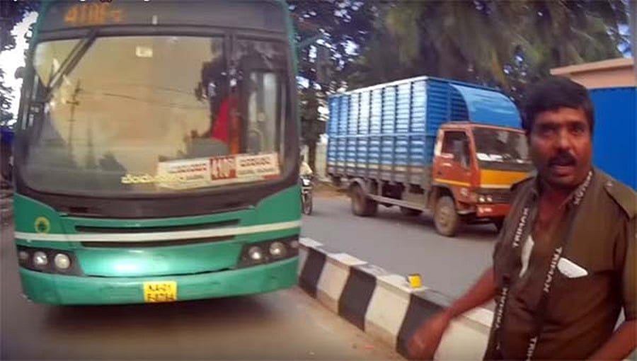ಒನ್ ವೇಯಲ್ಲಿ ಬರುತ್ತಿದ್ದ ಬಿಎಂಟಿಸಿ ಬಸ್ ತಡೆದು ಹಿಂದಕ್ಕೆ ಕಳುಹಿಸಿದ ಬೈಕ್ ಸವಾರ, ವಿಡಿಯೋ ವೈರಲ್!