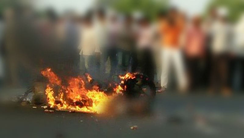 ಭೀಕರ ಅಪಘಾತ: ಖಾಸಗಿ ಬಸ್ ಗೆ ಬೈಕ್ ಢಿಕ್ಕಿ, ಬೈಕ್ ಸವಾರ ಸಜೀವ ದಹನ