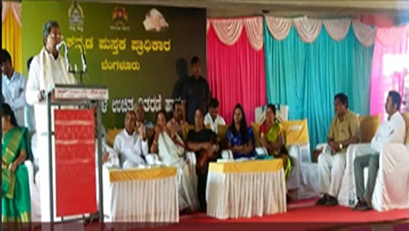 ಸರ್ಕಾರಿ ಶಾಲೆಗಳಲ್ಲಿ ಇಂಗ್ಲೀಷ್ ಮಾಧ್ಯಮ ಪ್ರಾರಂಭಕ್ಕೆ ಮಾಜಿ ಸಿಎಂ ಸಿದ್ದರಾಮಯ್ಯ ಅಪಸ್ವರ