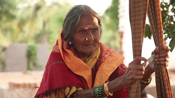 <div><b>ಸೂಲಗಿತ್ತಿ ನರಸಮ್ಮ</b></div><div>ಸುಮಾರು 15 ಸಾವಿರ ಸಾಂಪ್ರದಾಯಿಕ ಹೆರಿಗೆಗಳನ್ನು ಮಾಡಿಸಿದ ಖ್ಯಾತಿಯ ಪದ್ಮಶ್ರೀ ಪುರಸ್ಕೃತ ಪ್ರಸೂತಿ ತಜ್ಞೆ ಸೂಲಗಿತ್ತ ನರಸಮ್ಮ ಅವರು ವಯೋಸಹದ ಕಾಯಿಲೆಯಿಂದ ಡಿ.25 ರಂದು ಮೃತಪಟ್ಟಿದ್ದರು. ನರಸಮ್ಮ ಅವರಿಗೆ 98 ವರ್ಷ ವಯಸ್ಸಾಗಿತ್ತು. </div>